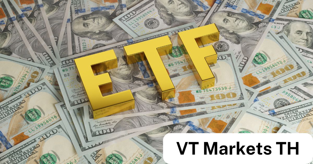 ภาพแสดงคำว่า ETF ในตัวอักษรสีทองวางบนพื้นหลังธนบัตรดอลลาร์สหรัฐ สื่อถึงการลงทุนในกองทุนซื้อขายแลกเปลี่ยนที่มีความเกี่ยวข้องกับตลาดการเงินและการเทรดในระดับสากล พร้อมโลโก้ VT Markets TH ที่มุมล่างขวา เพื่อเน้นความเกี่ยวข้องกับแพลตฟอร์มการลงทุนในประเทศไทย